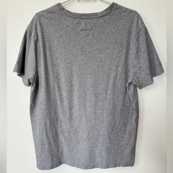 🎉4/30$🎉 Tommy Hilfiger Grey V-Neck T-Shirt - Size Large - Picture 5 of 5